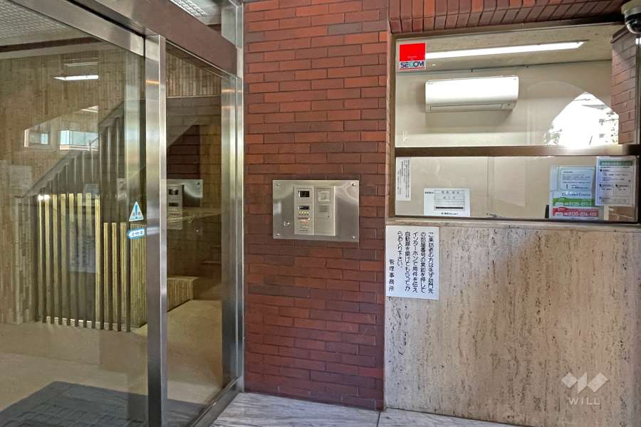 エントランスはオートロック付きです。