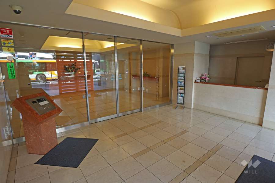 エントランスはオートロック付きです。