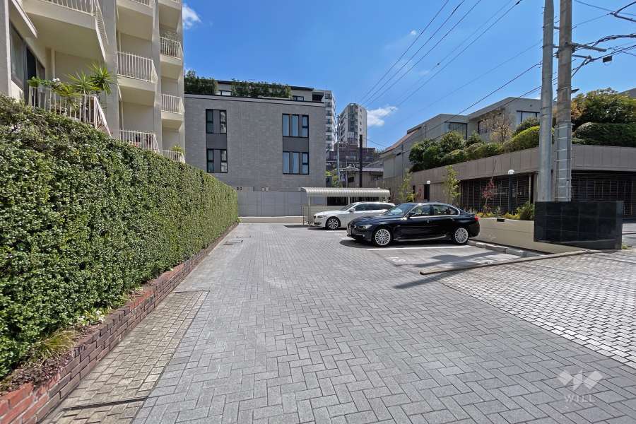 東側の敷地内駐車場（屋外平面式）