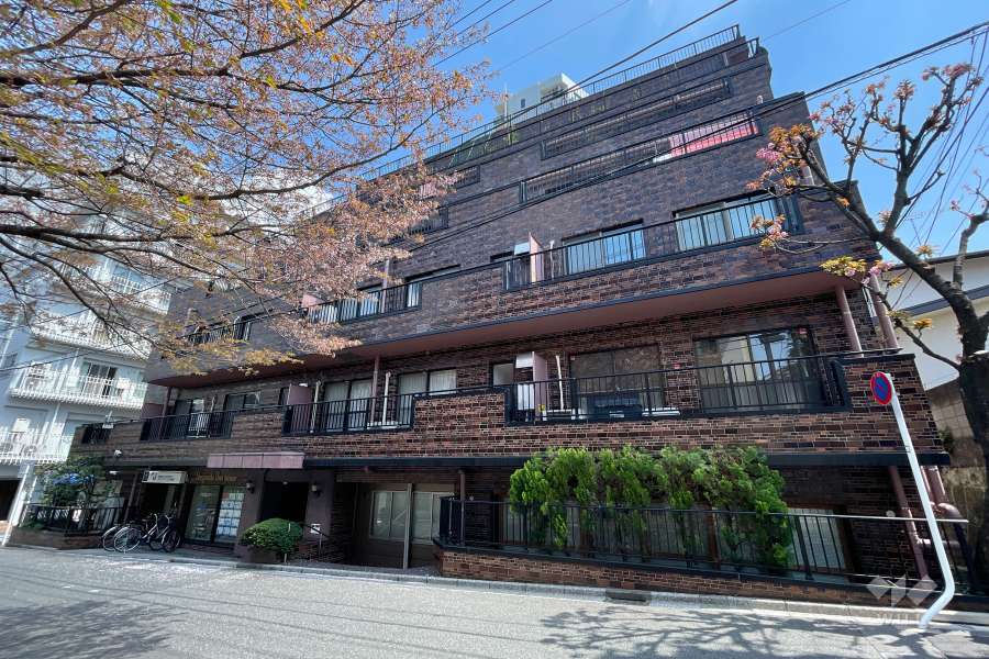 白金台桜苑マンションの外観(南西側から）