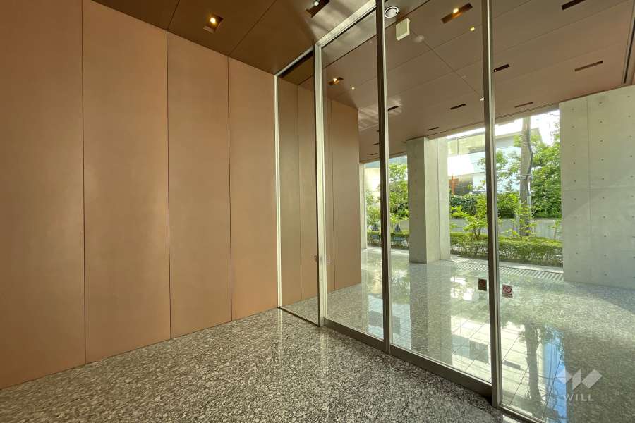 エントランスはオートロック付きです。