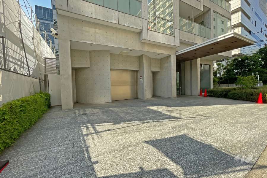 敷地内駐車場（屋外機械式）の入り口