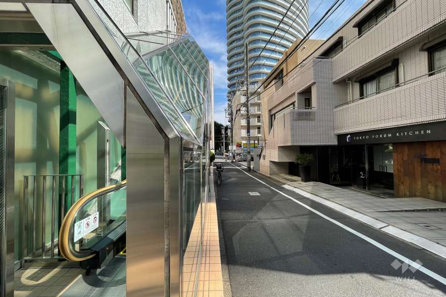 敷地西側の前面道路