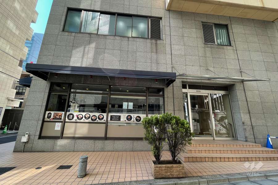 ウィン青山の外観（南側から)