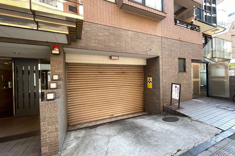 駐車場出入り口（電動シャッター付き）