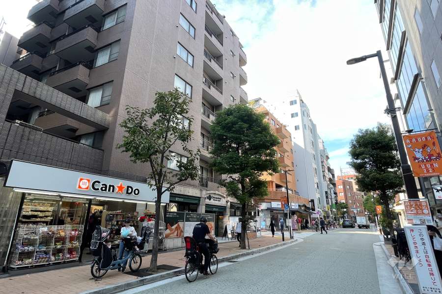 敷地北側の前面道路（東側から）