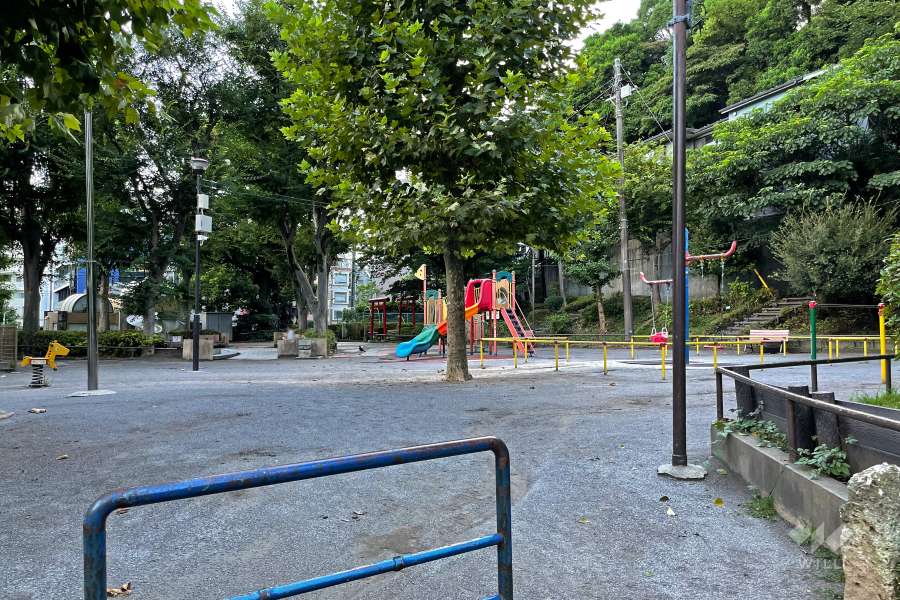敷地に隣接する『狸穴公園』