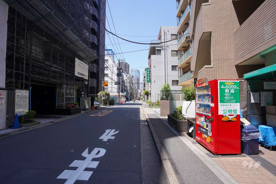 敷地西側の前面道路