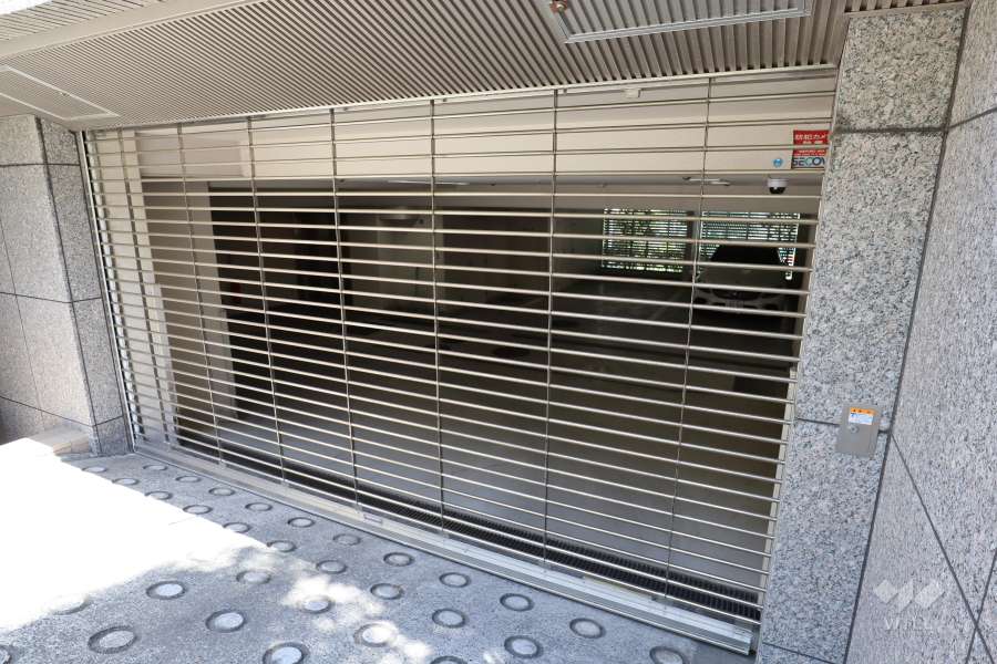 駐車場の出入口（シャッター付き）