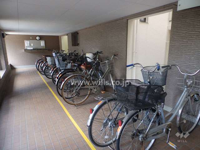 屋内にもうけられた駐輪場