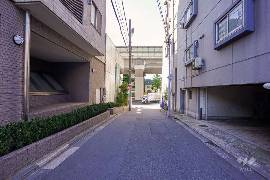 敷地北東側の前面道路（南東側から）