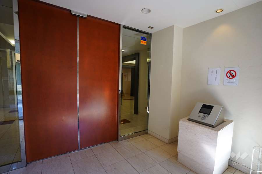 エントランスはオートロック付きです。