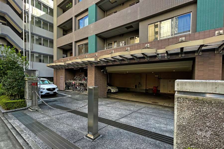 敷地内駐車場（屋外平面式と屋内平面式）