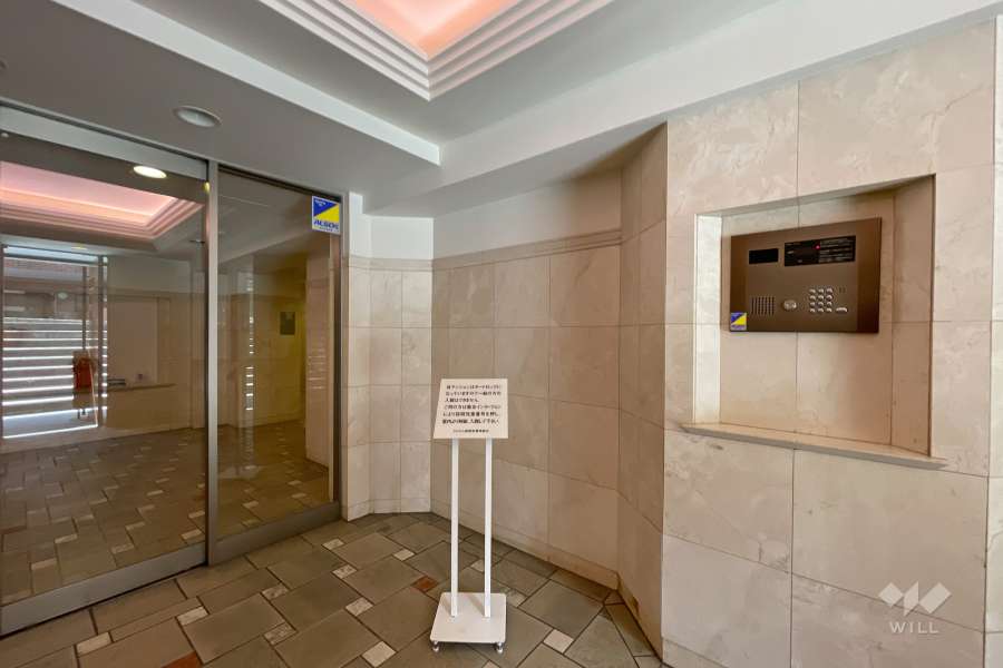 エントランスはオートロック付きです。　