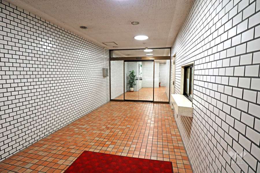 エントランスはオートロック付きです。