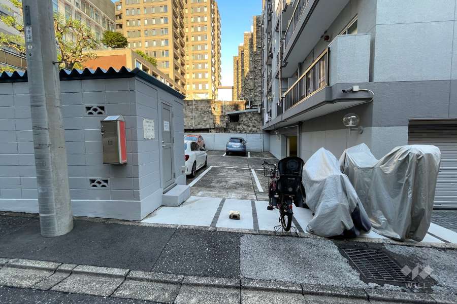 敷地内駐車場（屋外平面式）とバイク置場