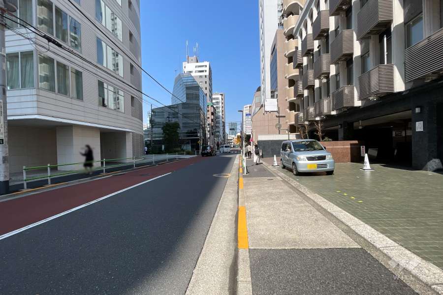 敷地西側の前面道路