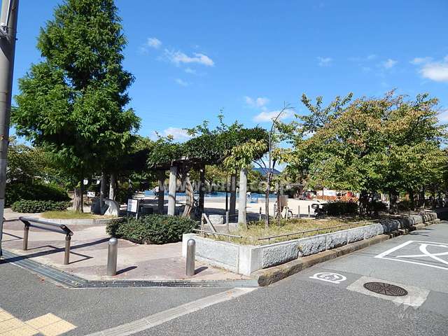 西側には道をはさんで公園があります。