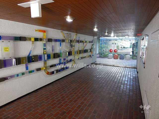 カラフルなオブジェクトのあるエントランスホール