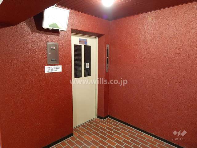 エレベーターはモニター付きです。