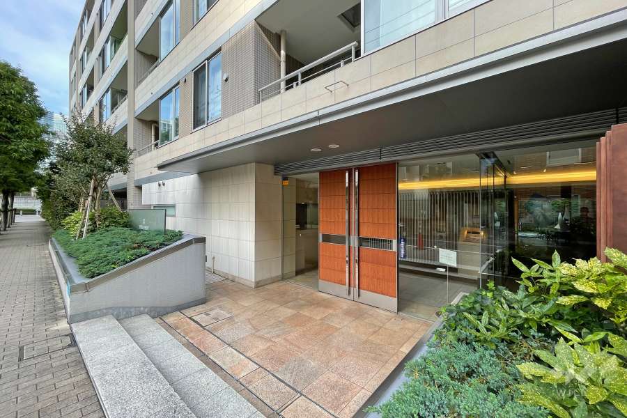 エントランスはオートロック付きです。