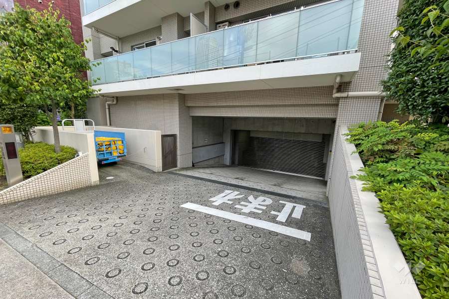 駐車場の出入り口（リングシャッター付き）