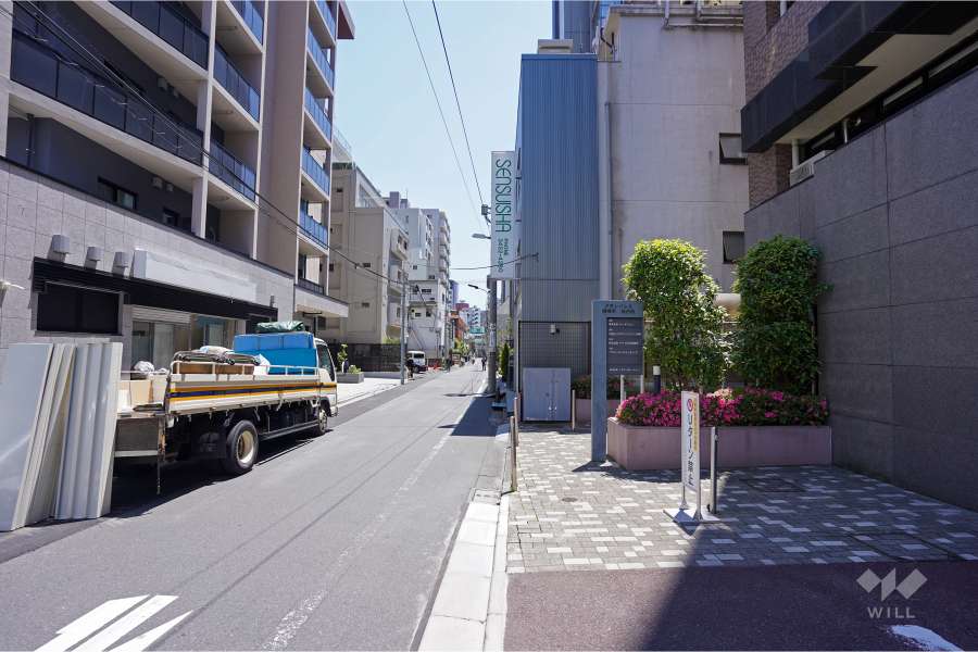 敷地北東側の前面道路（北西側から）