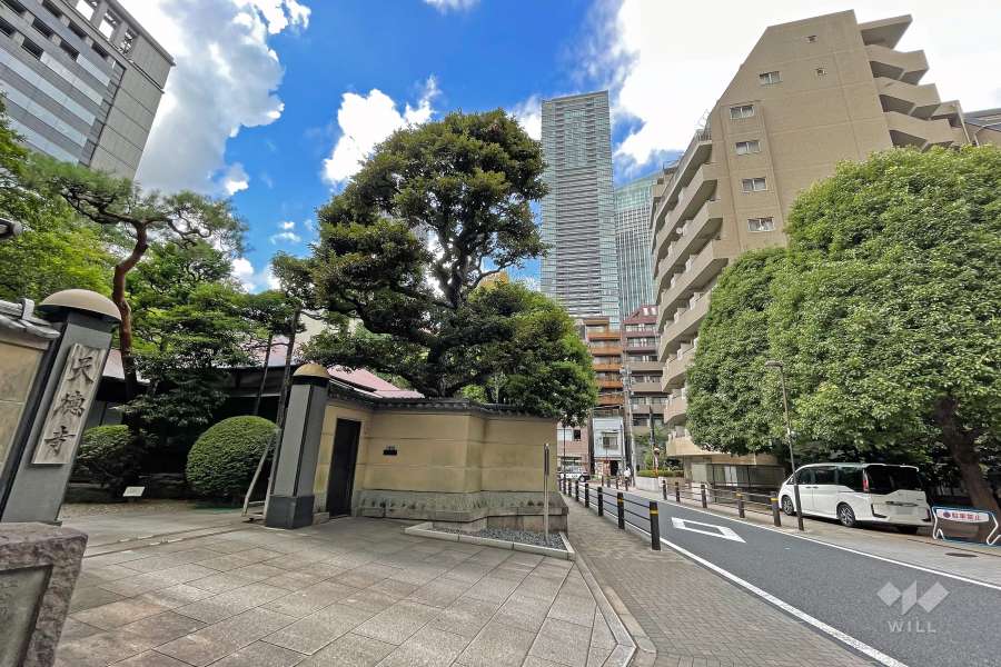 周辺は住宅の他、店舗や事務所などが混在する街です。