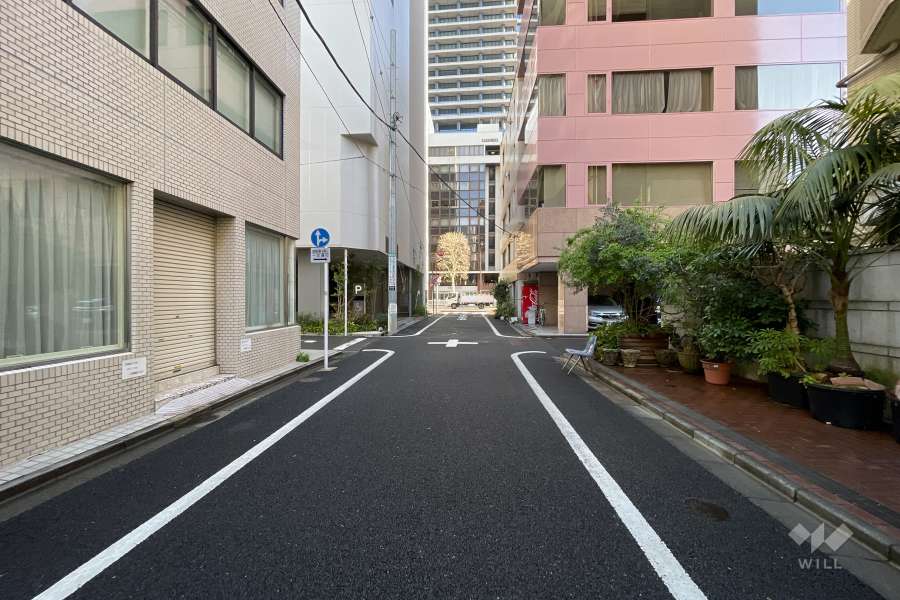 敷地西側の前面道路