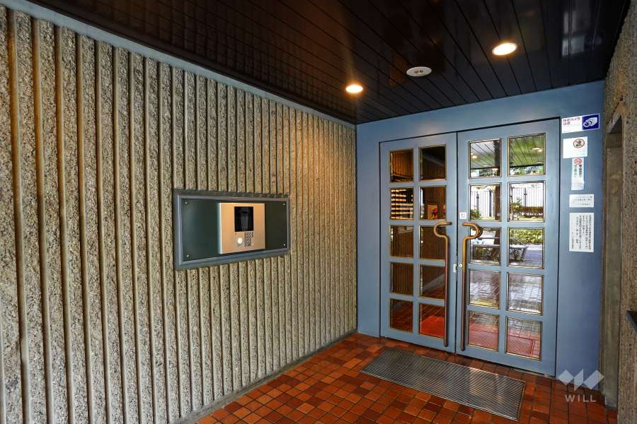 エントランスはオートロック付きです。