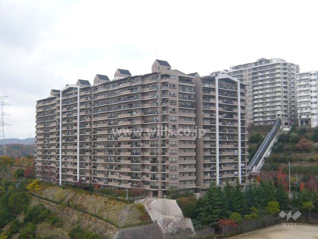 ラ・ビスタ宝塚ウエストウイングの外観（南東側から）　周辺はたいへん緑豊かです。