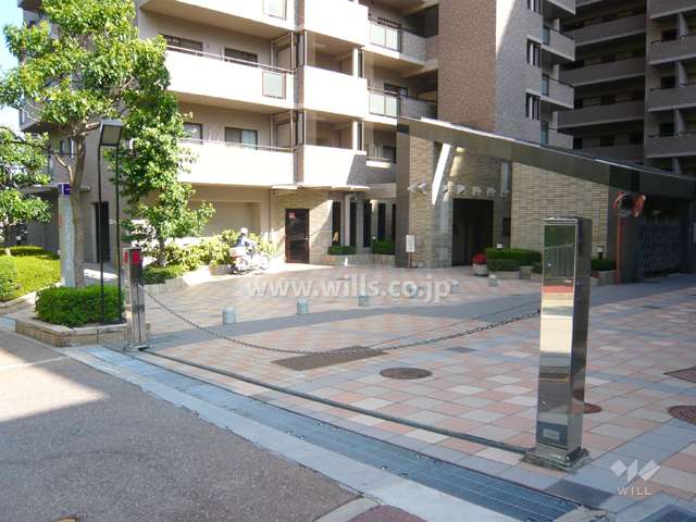 駐車場出入り口はロボットゲートです。