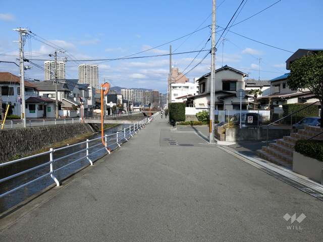 敷地の西側には道を挟んで支多々川が流れています。