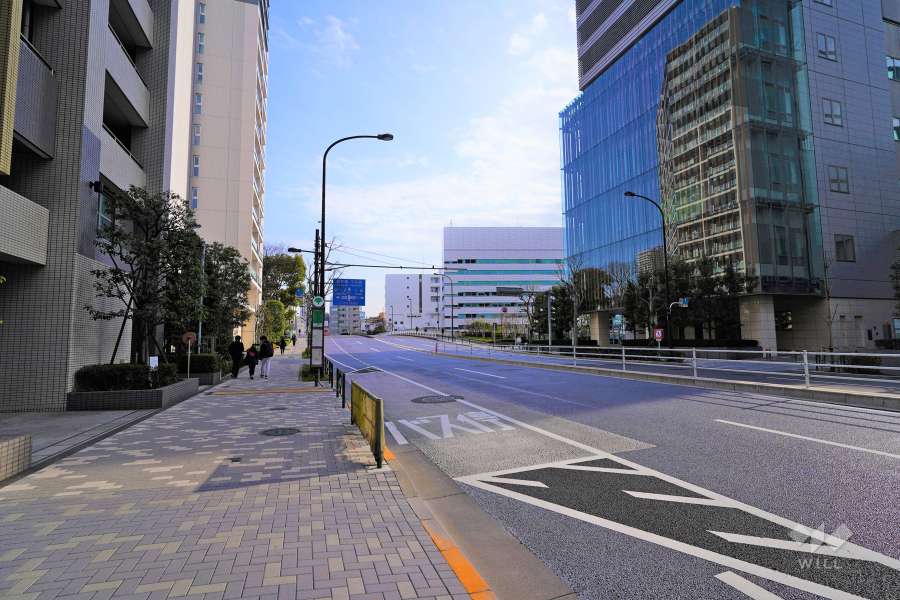 敷地西側の前面道路北側から）