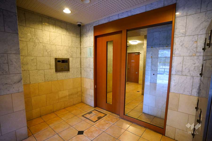 エントランスはオートロック付きです。