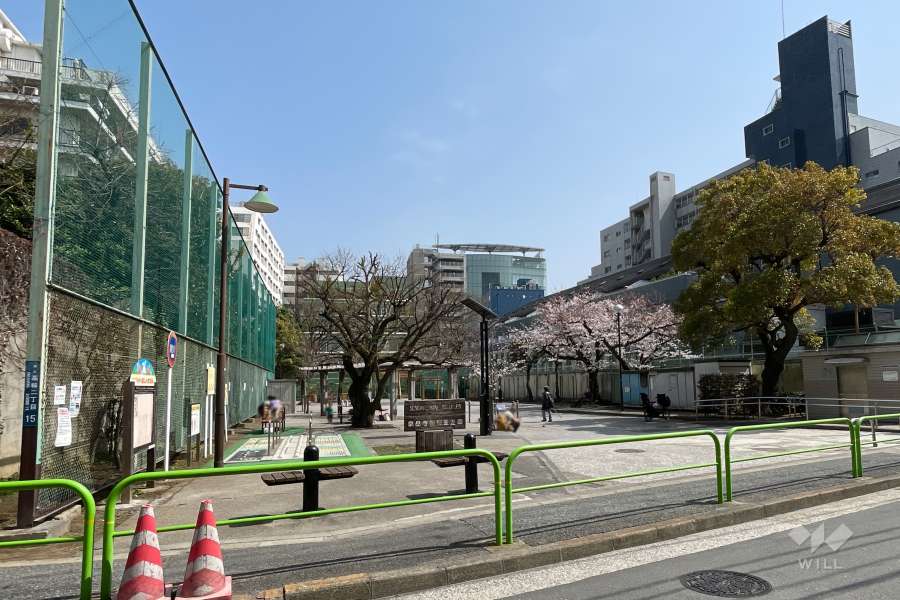 敷地に隣接する『泉岳寺前児童遊園』