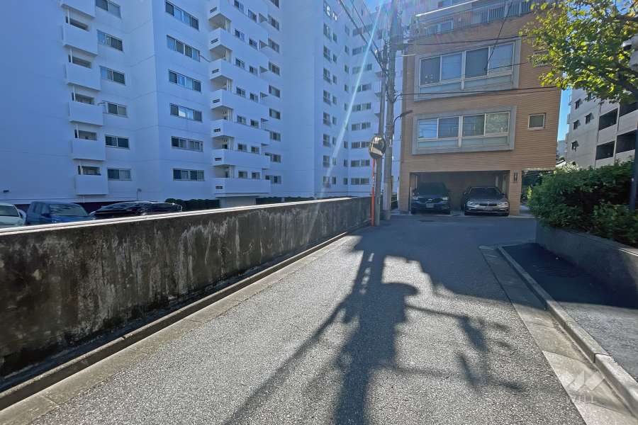 敷地西側の前面道路