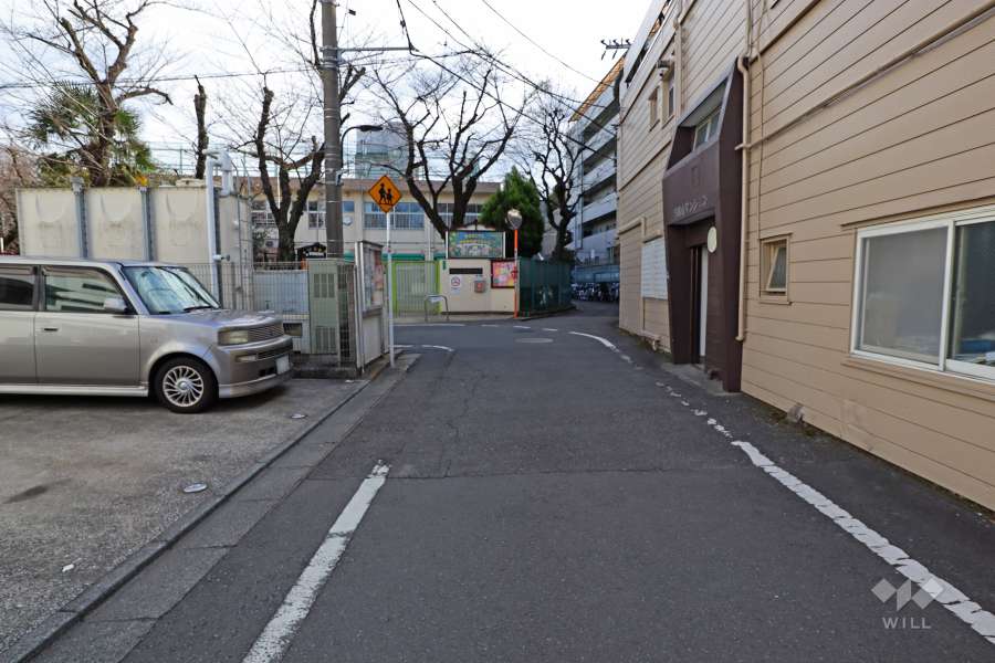 敷地南西側の前面道路（北西側から）