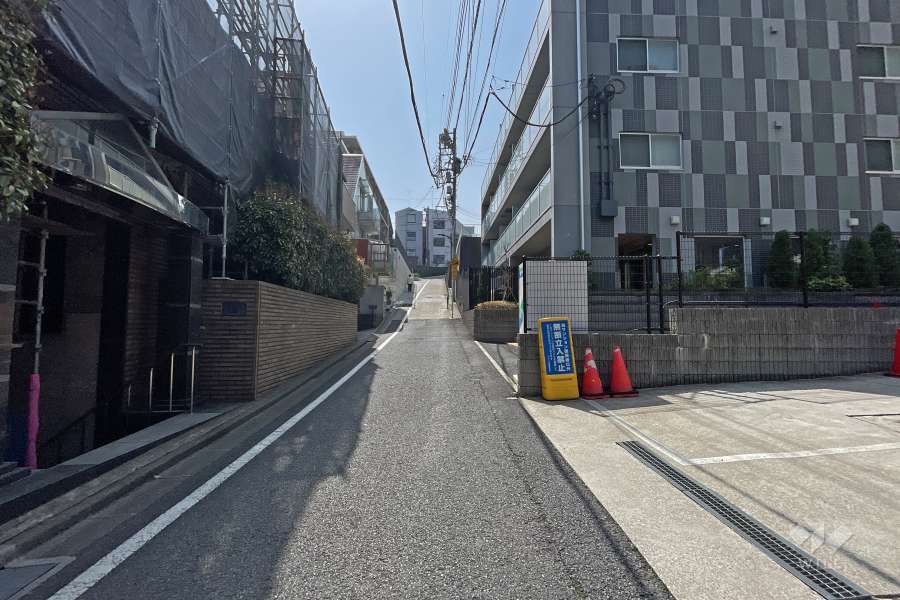 敷地東側の前面道路（北側から）