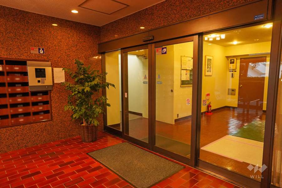 エントランスはオートロック付きです。