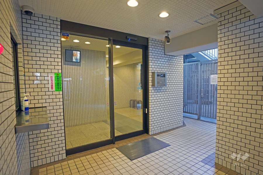エントランスはオートロック付きです。