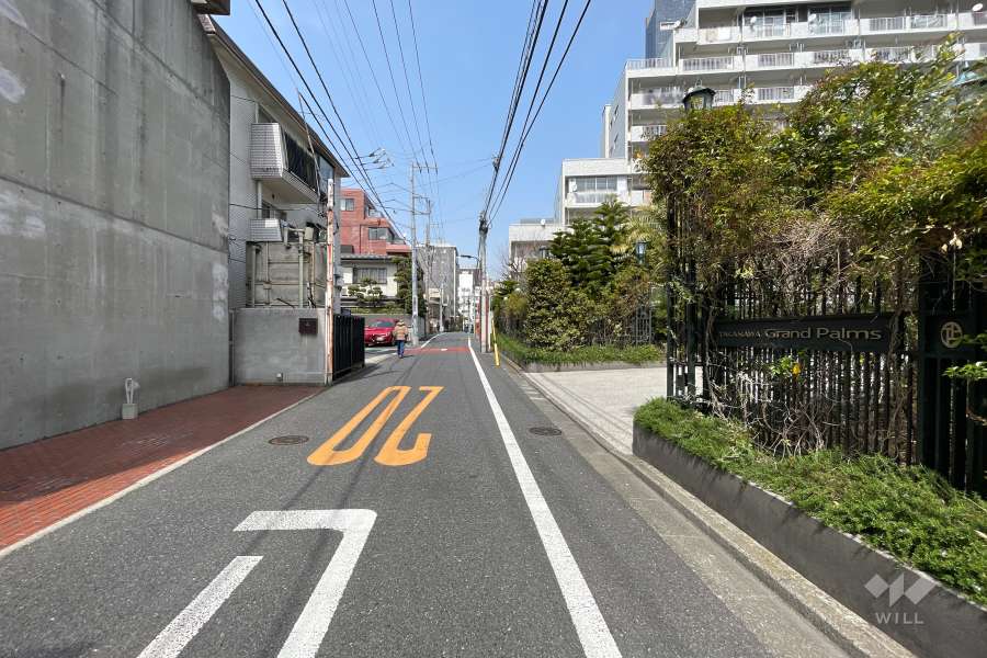 敷地西側の前面道路　
