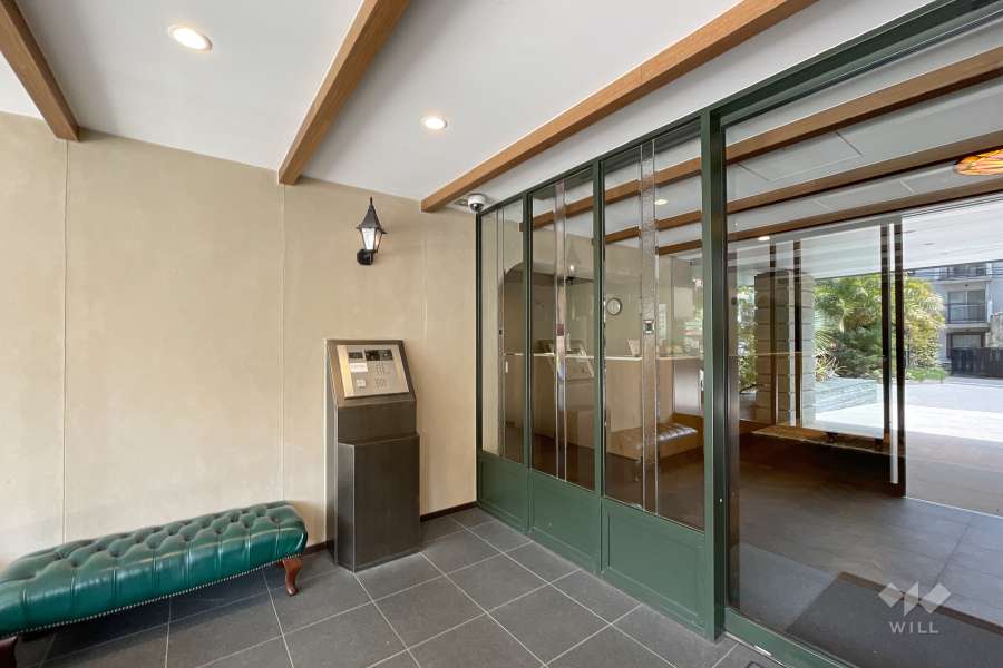 エントランスはオートロック付きです。　