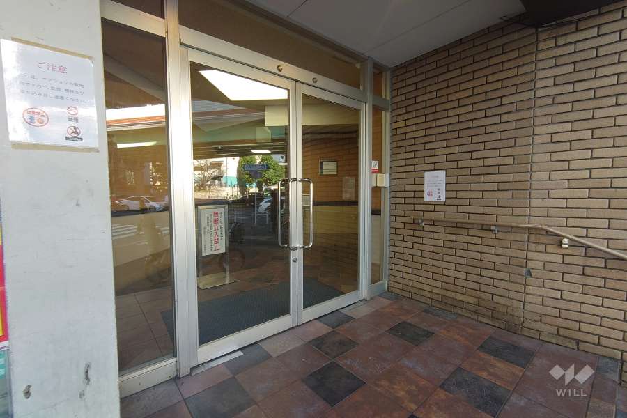 エントランスはオートロック付きです。