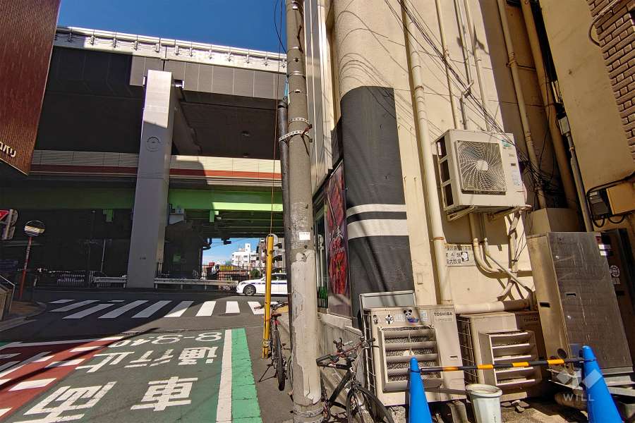 敷地西側の前面道路