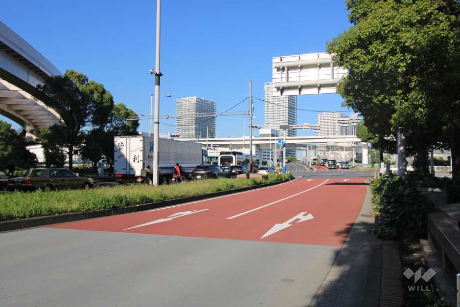 敷地北西側の前面道路（南西側から）