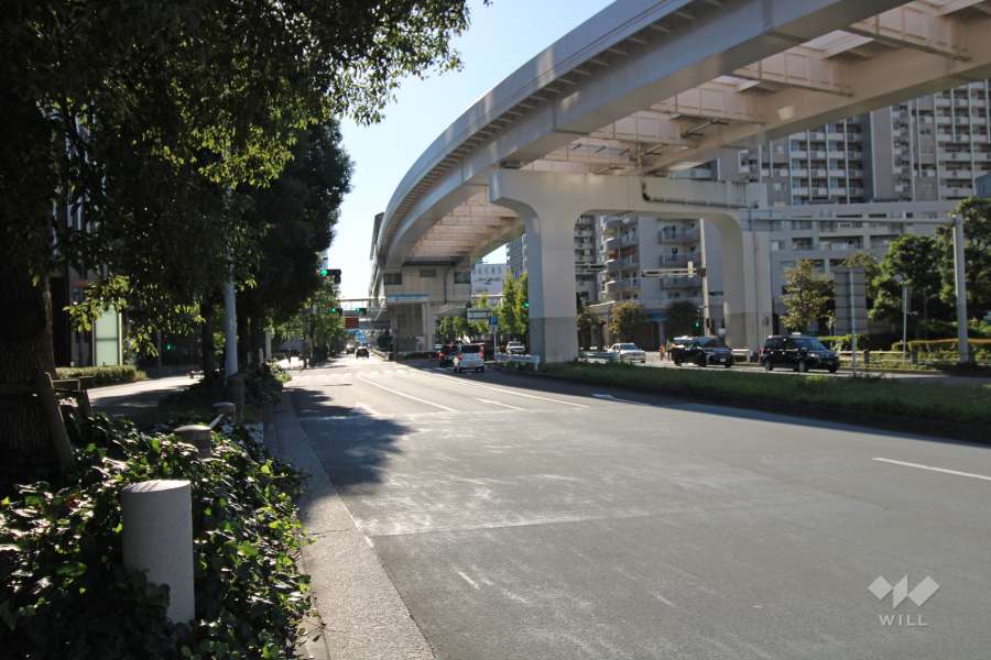 敷地北西側の前面道路（北東側から）