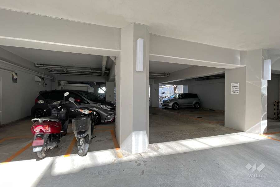 敷地内駐車場（屋内平面式）とバイク置場