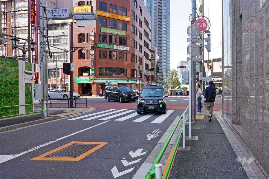 敷地西側の前面道路（南側から）