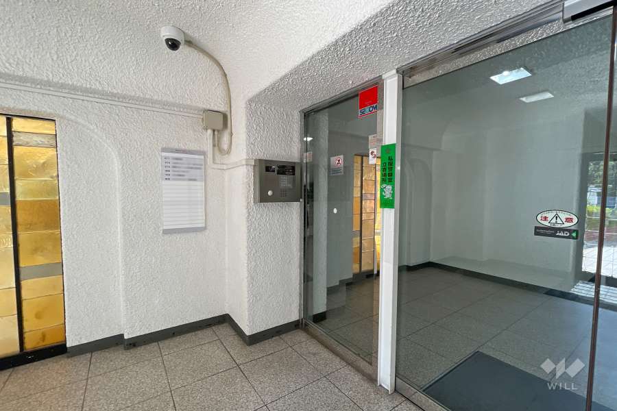 エントランスはオートロック付きです。